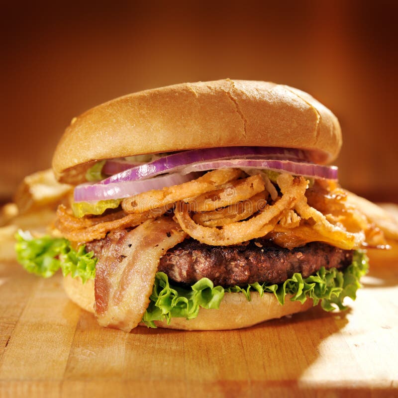 Stor gourmet- hamburgare med stekte löksugrör. arkivbilder Stor gourmet- hamburgare med stekte löksugrör. arkivbilder