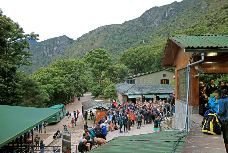Stor grupp av besökare som väntar på ingångsporten av Machu Picchu Incas citadell, Cusco, Peru fotografering för bildbyråer Stor grupp av besökare som väntar på ingångsporten av Machu Picchu Incas citadell, Cusco, Peru fotografering för bildbyråer
