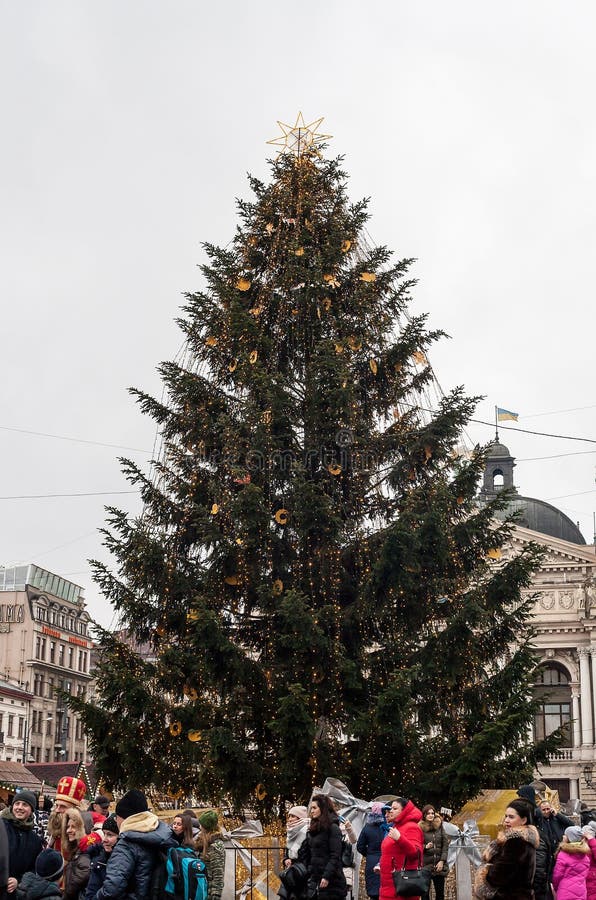 Stor julgran på stadsgatan och folk royaltyfri bild Stor julgran på stadsgatan och folk royaltyfri bild
