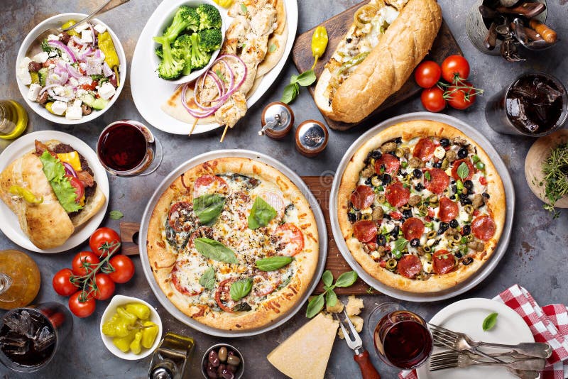 Stor matställe med pizza och smörgåsar fotografering för bildbyråer Stor matställe med pizza och smörgåsar fotografering för bildbyråer