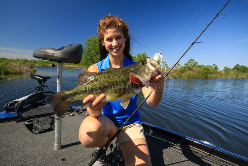 Stor mun Bass Caught Fishing From Boat f?r kvinnainnehav royaltyfria foton Stor mun Bass Caught Fishing From Boat f?r kvinnainnehav royaltyfria foton