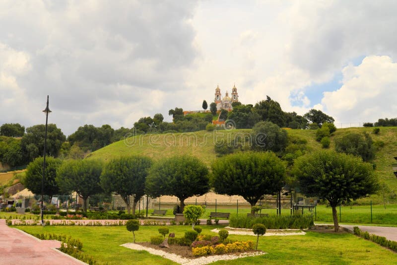 Stor pyramid ovanför Cholula med kyrkan fotografering för bildbyråer Stor pyramid ovanför Cholula med kyrkan fotografering för bildbyråer