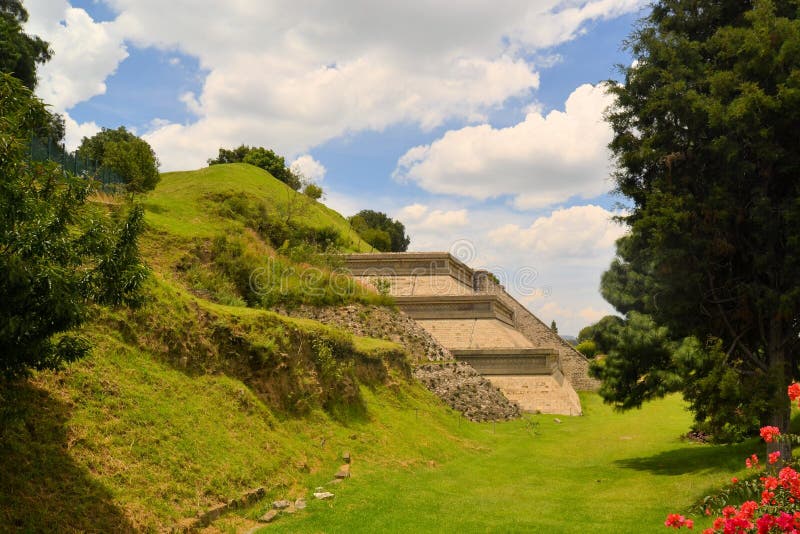 Stor pyramid ovanför Cholula med kyrkan fotografering för bildbyråer Stor pyramid ovanför Cholula med kyrkan fotografering för bildbyråer