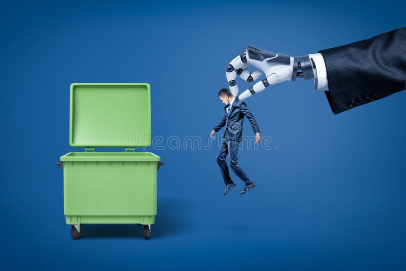 Stor robotic hand i dräkten som rymmer den lilla affärsmannen för att kasta honom rätt in i soptunnan arkivfoto