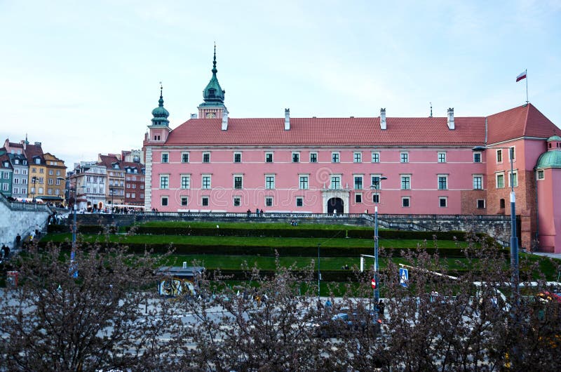 Stor rosa byggnad med grönt tak arkivfoton