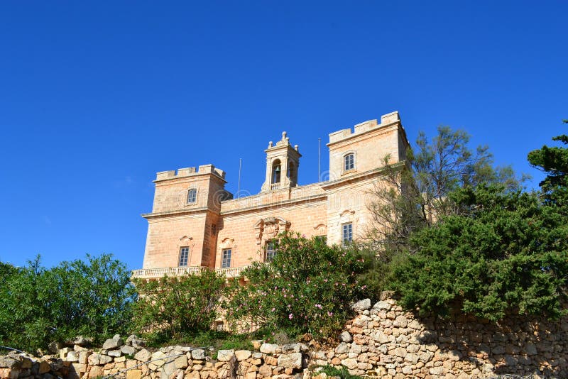 Stor sikt av den Selmun slotten med den blåa himlen av Malta royaltyfri bild Stor sikt av den Selmun slotten med den blåa himlen av Malta royaltyfri bild