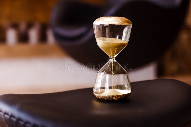 Stor timglasklocka på kontoret royaltyfria foton