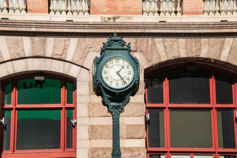 Stor utsmyckad klocka på en pol framme av den läs- terminalen på Market Street i mittstaden, Philadelphia fotografering för bildbyråer Stor utsmyckad klocka på en pol framme av den läs- terminalen på Market Street i mittstaden, Philadelphia fotografering för bildbyråer