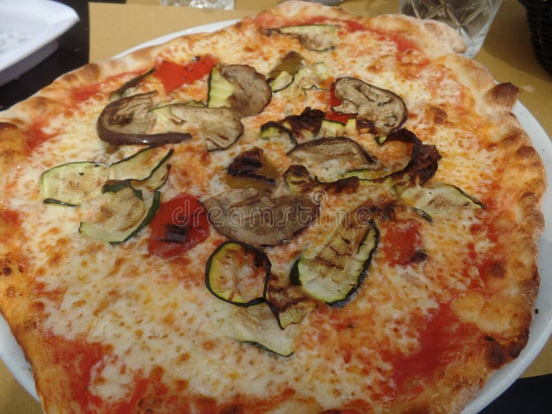 Stor vegetarisk pizza på en vit platta arkivbilder Stor vegetarisk pizza på en vit platta arkivbilder