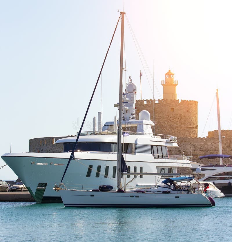Stor vit modern motorisk superyacht i hamnstaden av Rhodes Greece royaltyfri fotografi Stor vit modern motorisk superyacht i hamnstaden av Rhodes Greece royaltyfri fotografi