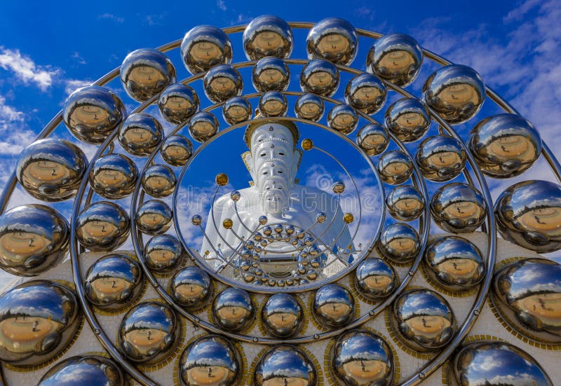 Stor vit staty för fem buddha i den Wat Phra That Pha Son Kaew templet på Phetchabun fotografering för bildbyråer Stor vit staty för fem buddha i den Wat Phra That Pha Son Kaew templet på Phetchabun fotografering för bildbyråer