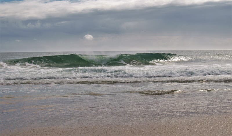 Stor våg på udde Hatteras royaltyfria bilder