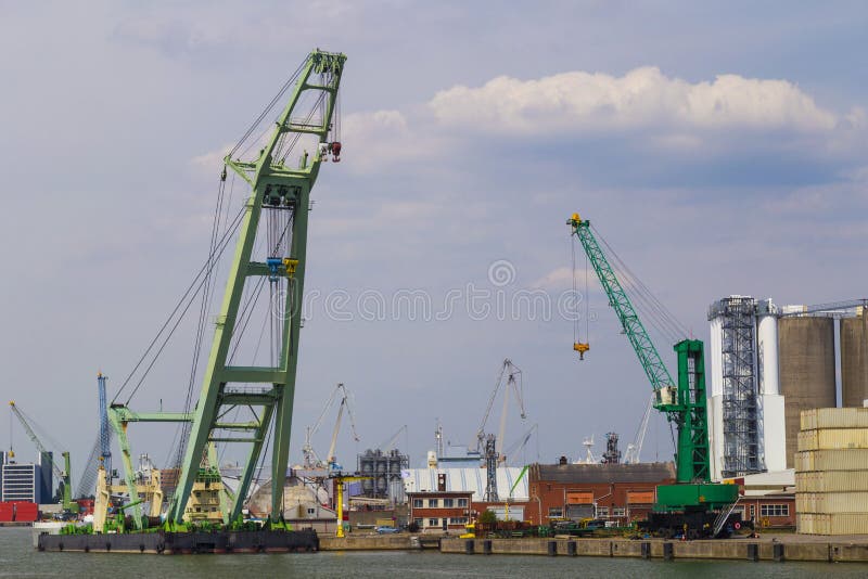 Stora behållarekranar i port av Antwerp arkivbild Stora behållarekranar i port av Antwerp arkivbild