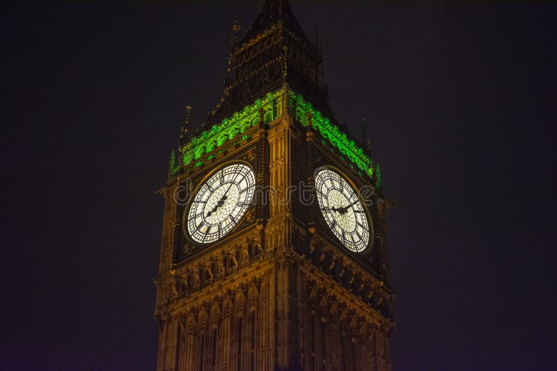 Stora Ben Tower Clock i London, England, UK p? natten arkivfoto Stora Ben Tower Clock i London, England, UK p? natten arkivfoto