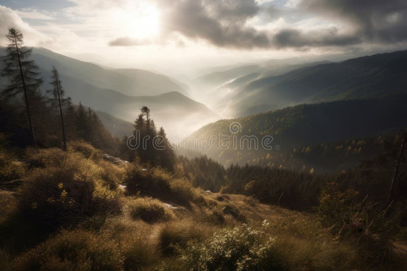 Stora bergsklättar täckt av dimma som ger en panoramisk syn på dalen med solen som går genom molnen royaltyfri fotografi