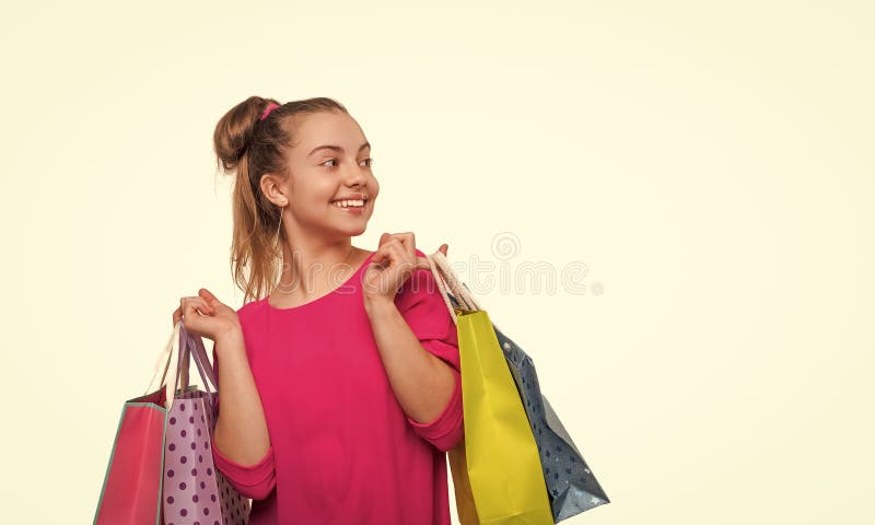 Stora försäljningar och inköp. Tonflicka i köpcentra. Tonflicka med shoppingväska. Cyber Månshopping. Shopper-flicka royaltyfri fotografi