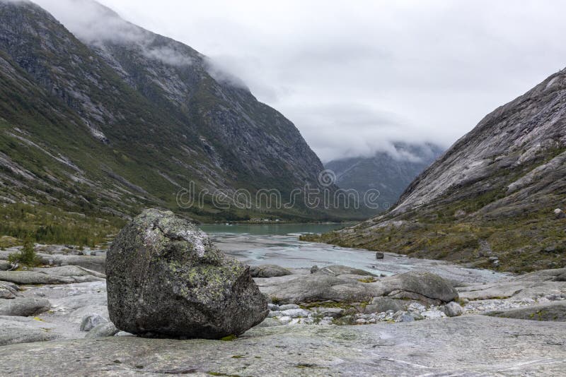 Stora klippor visar Norges berg Stones liggande arkivbild