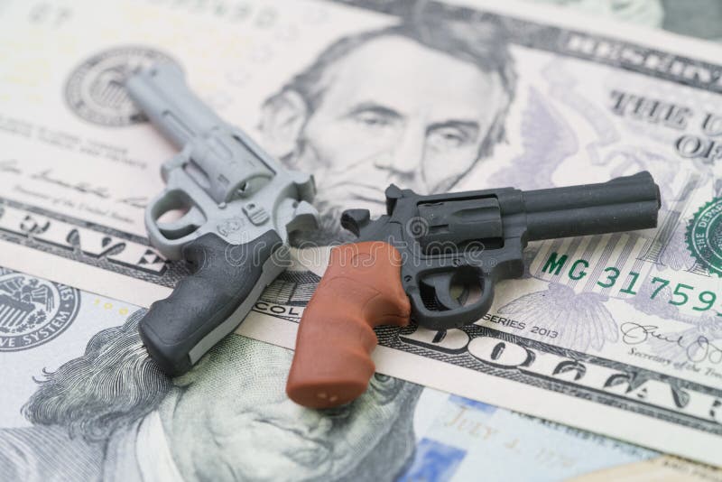 Stora pengar i vapenbransch, vapenkontrollpolitik i enigt tillstånd av det Amerika begreppet, massskytteskydd, miniatyrleksakvape arkivfoton Stora pengar i vapenbransch, vapenkontrollpolitik i enigt tillstånd av det Amerika begreppet, massskytteskydd, miniatyrleksakvape arkivfoton