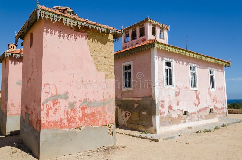 Stora rosa färger fördärvade herrgården från portugisiska koloniala tider i Angola royaltyfri fotografi