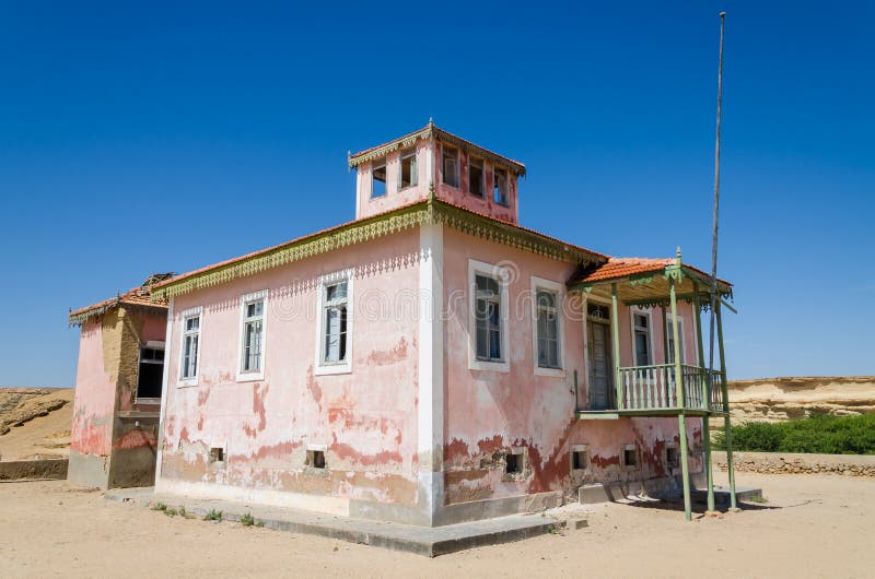 Stora rosa färger fördärvade herrgården från portugisiska koloniala tider i Angola arkivbild