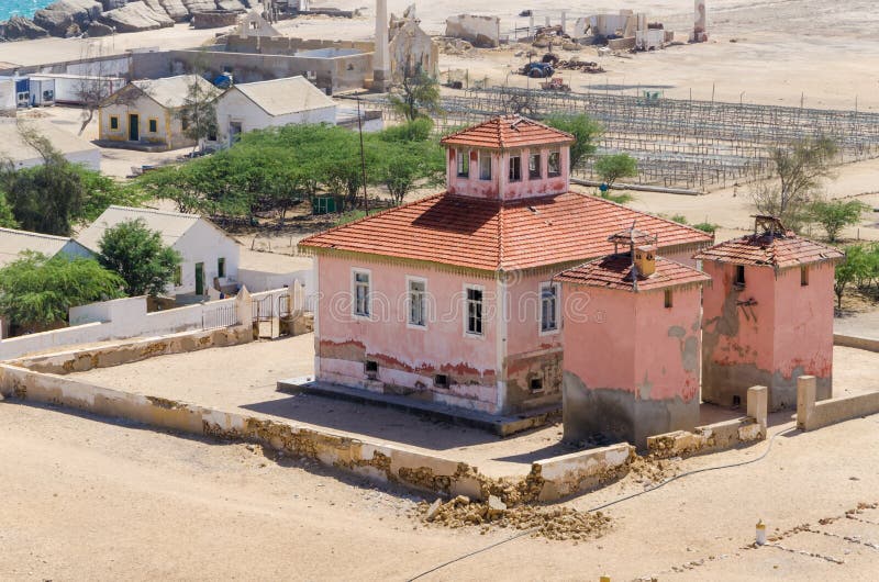 Stora rosa färger fördärvade herrgården från portugisiska koloniala tider i Angola arkivbilder