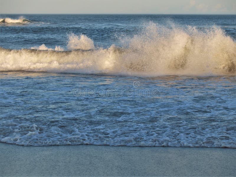 Stora vågor som kraschar på udde Hatteras royaltyfri bild