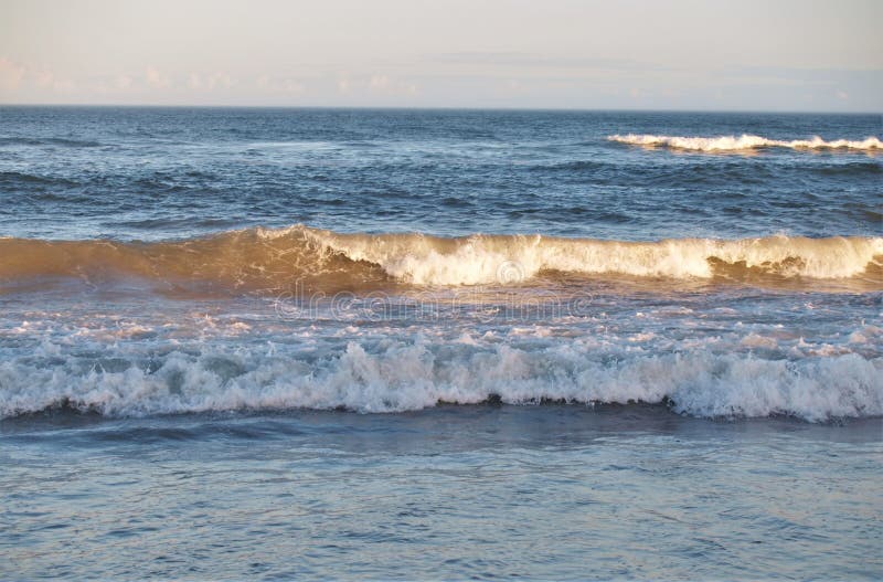 Stora vågor som kraschar på udde Hatteras royaltyfria bilder