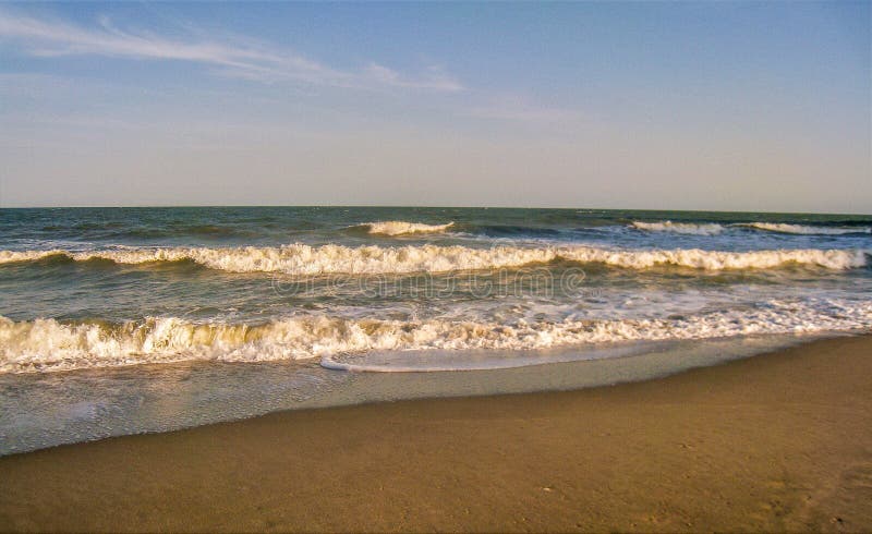 Stora vågor som kraschar på udde Hatteras royaltyfria bilder