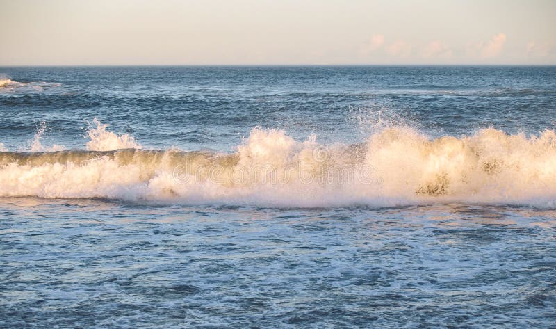 Stora vågor som kraschar på udde Hatteras royaltyfria foton