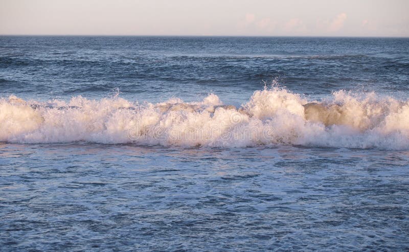 Stora vågor som kraschar på udde Hatteras arkivbilder