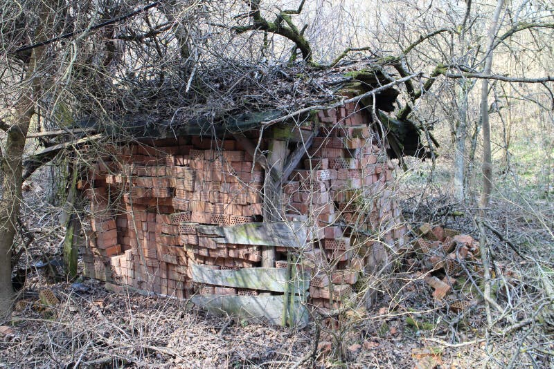 Sklad cihel v přístřešku na staré farmě na Vysočině u Myjavy