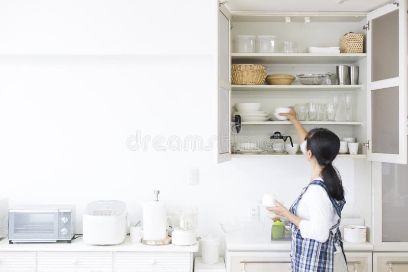 https://thumbs.dreamstime.com/b/storage-kitchen-put-dishes-shelf-white-166451654.jpg