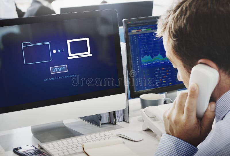 Concept de tehnologie a informației de sincronizare a transferului de date online stock images