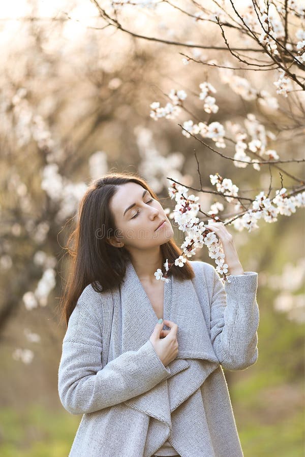 Storartad flicka i en blommande trädgård royaltyfria foton
