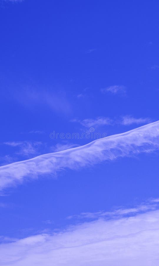 Storartat vitt Contrailcirrusmolnmoln i blå himmel australasian arkivfoto Storartat vitt Contrailcirrusmolnmoln i blå himmel australasian arkivfoto