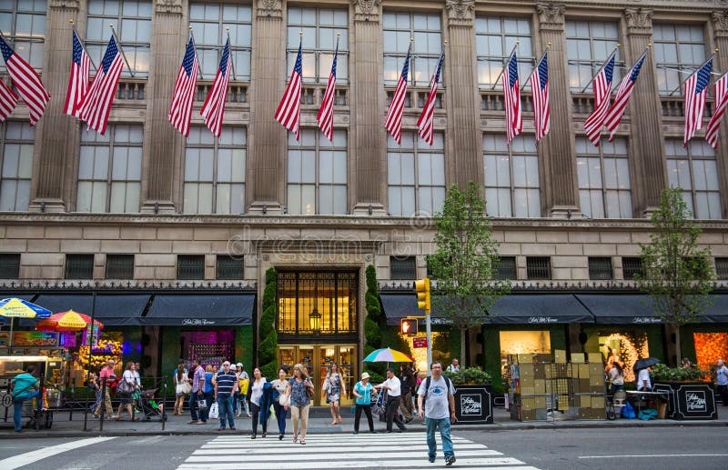 710+ Saks Fifth Avenue New York Stock Photos, Pictures & Royalty