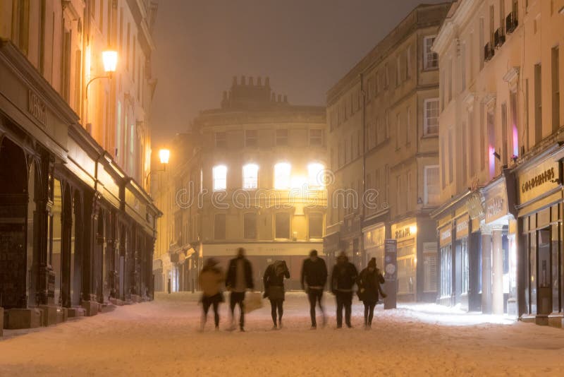 Storgatan på natten i snö, med att gå för folk arkivfoton Storgatan på natten i snö, med att gå för folk arkivfoton