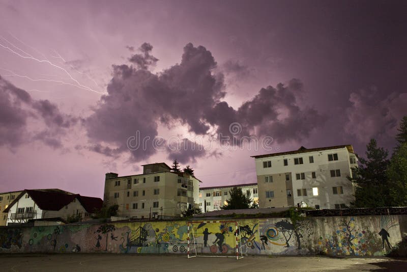 Storm osvetlenie nad moje okolie v letnej sezóne.