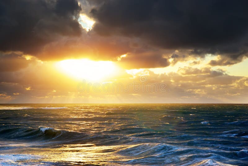 Tormenta sobre el el mar.