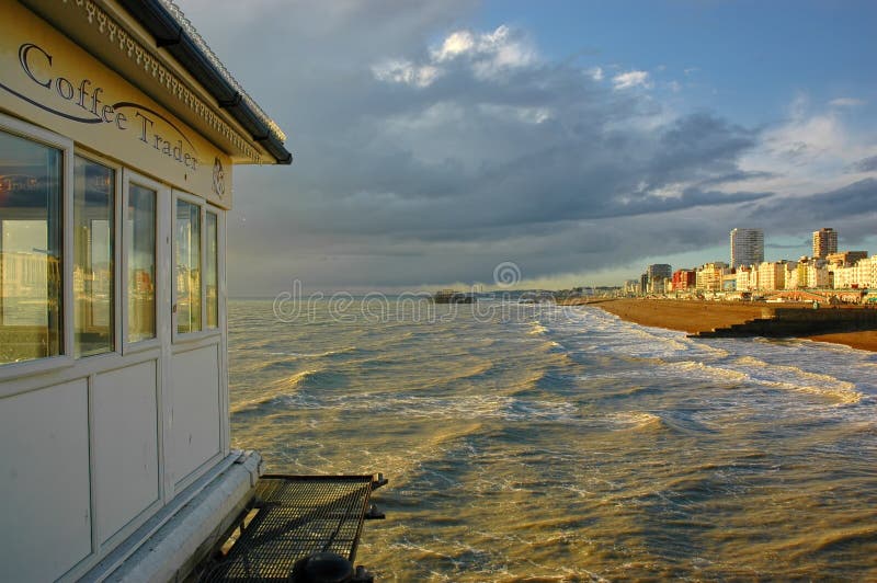 Storma laden himlar, den västra stranden Brighton UK fotografering för bildbyråer Storma laden himlar, den västra stranden Brighton UK fotografering för bildbyråer