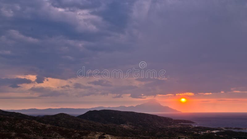 Stormachtige ochtendzonsopgang bij heilige berg Athos stock afbeelding Stormachtige ochtendzonsopgang bij heilige berg Athos stock afbeelding