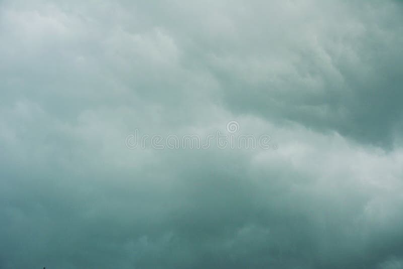 Stormig himmel med gr?a moln arkivbild Stormig himmel med gr?a moln arkivbild
