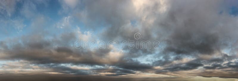 Stormiga moln bildas vid avlägsna horisonter panorama arkivfoto
