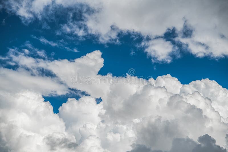 Stormigt molnbildande arkivbild