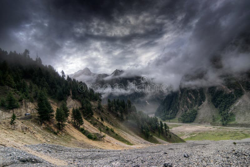 Stormmoln över berg av ladakh, Jammu and Kashmir, Indien