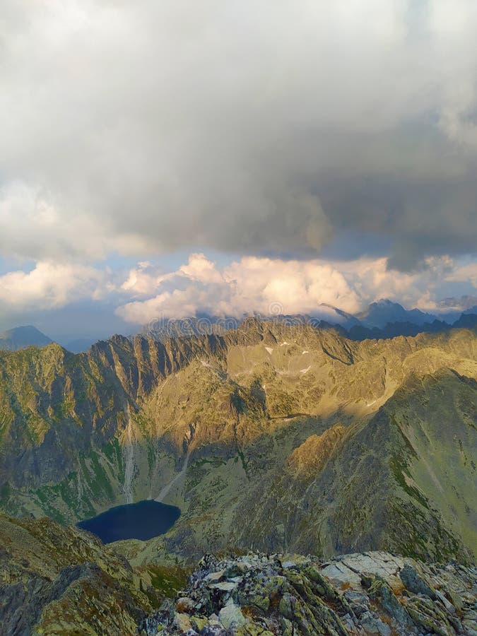 Bouřlivý pohled z vrcholu Kriváně 2494, symbolu Slovenska ve Vysokých Tatrách