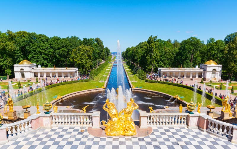 Storslagen kaskad i Perterhof petersburg saint royaltyfri fotografi Storslagen kaskad i Perterhof petersburg saint royaltyfri fotografi