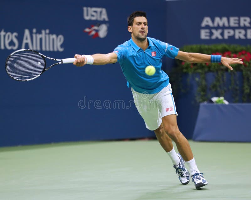 Storslagen Slam för tolv gånger mästare Novak Djokovic av Serbien i handling under hans kvartsfinalmatch på US Open 2016 arkivbild