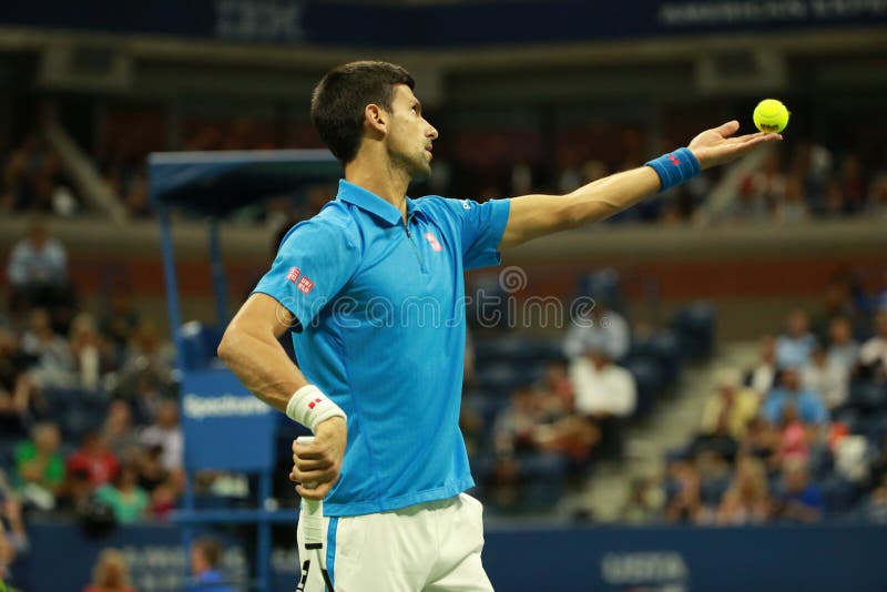 Storslagen Slam för tolv gånger mästare Novak Djokovic av Serbien i handling under hans kvartsfinalmatch på US Open 2016 arkivfoton