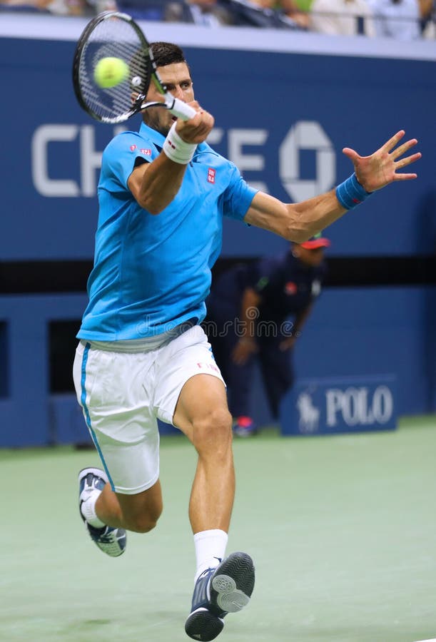 Storslagen Slam för tolv gånger mästare Novak Djokovic av Serbien i handling under hans kvartsfinalmatch på US Open 2016 arkivbilder